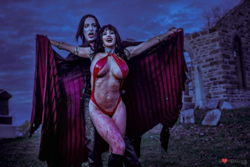 Эротический косплей вампирши
