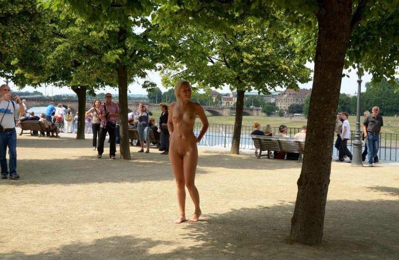 Голышом на улице