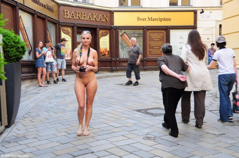 Голые женщины в общественных местах