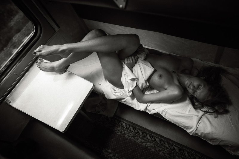 Красивая девушка в поезде ню