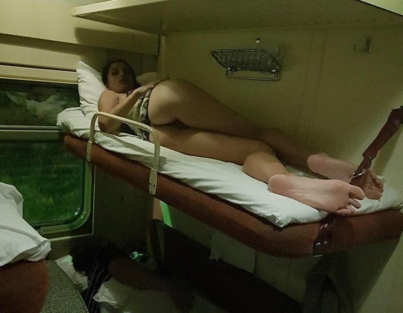 Девушки в плацкартном вагоне