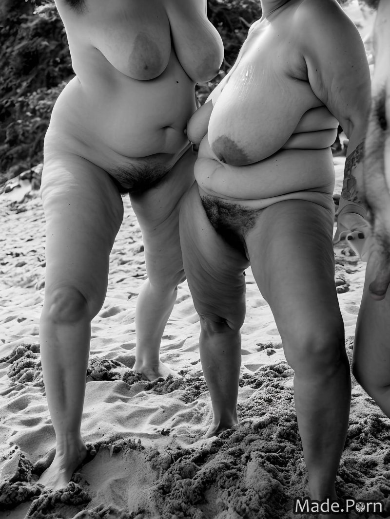 Толстая на пляже