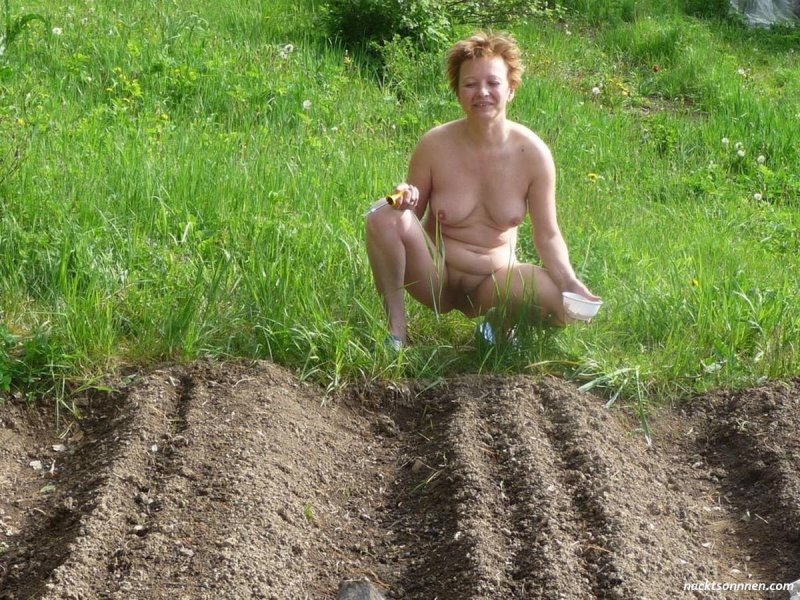 Голая жена на даче в огороде