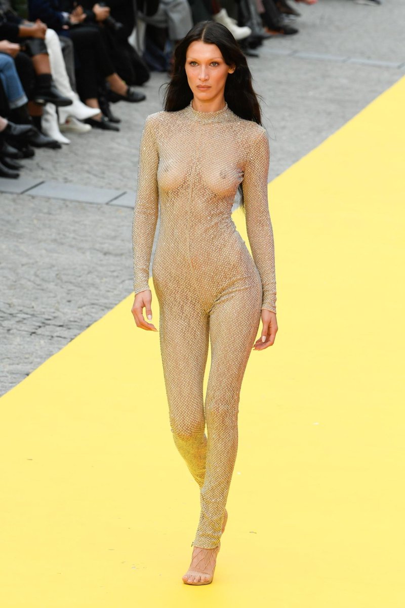 Белла хадид обнажила грудь