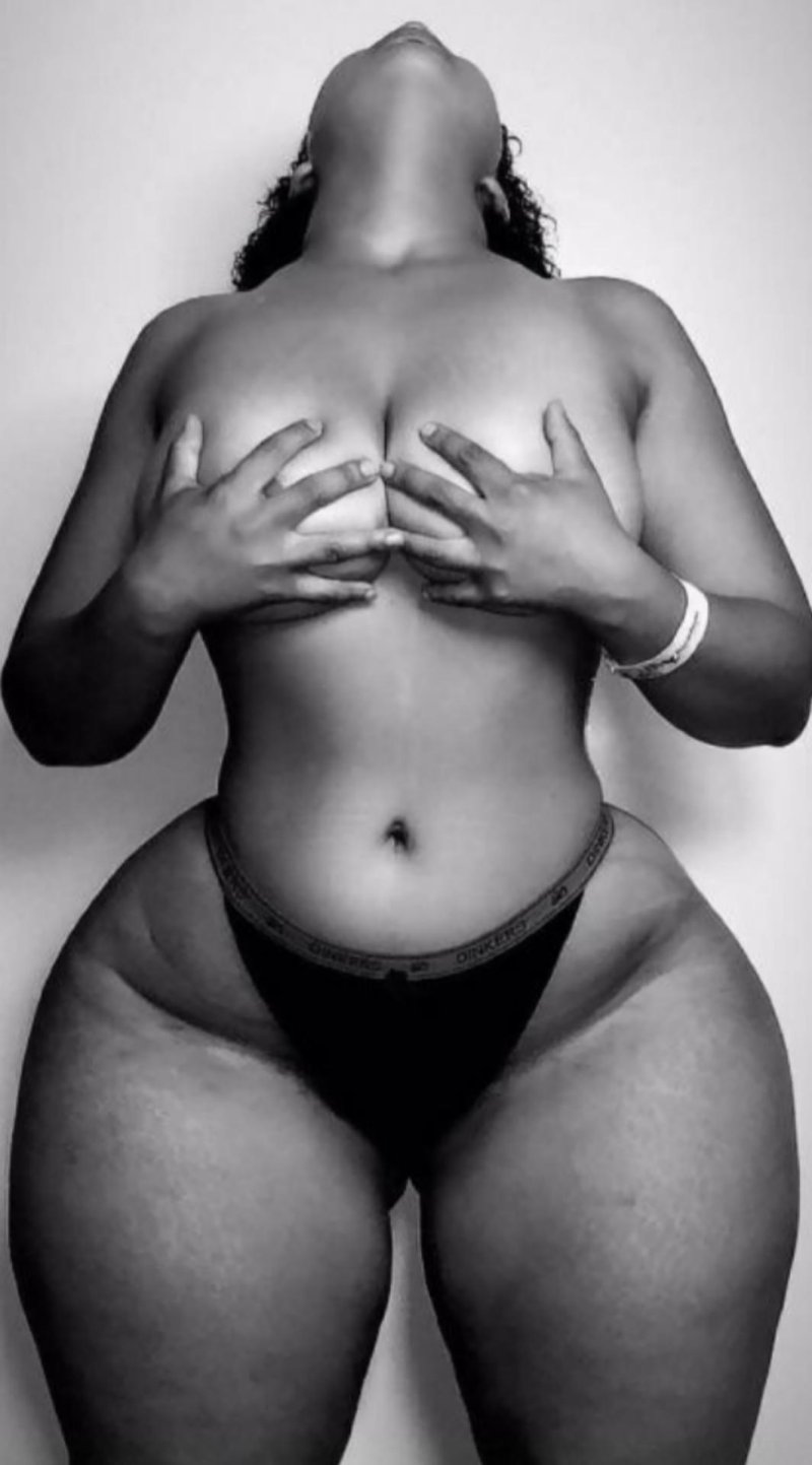 Огромные женские бедра