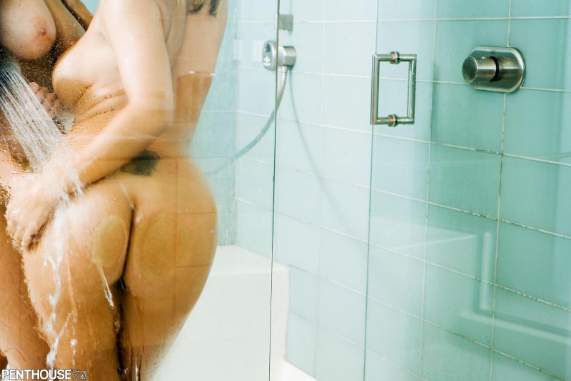 Голые женщины моются в душе