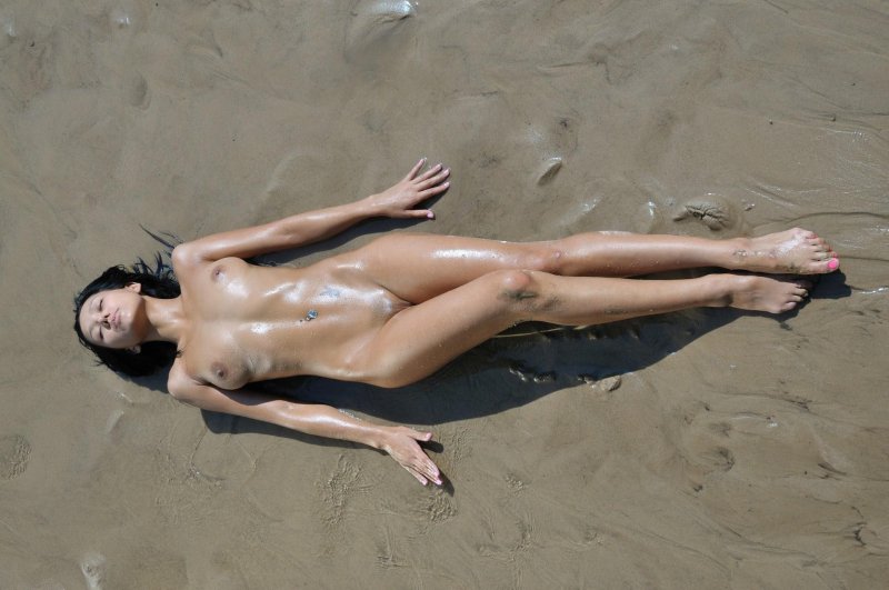 Голые девки на пляже в песке