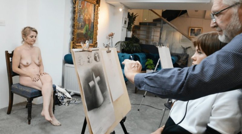 Жена позирует художнику