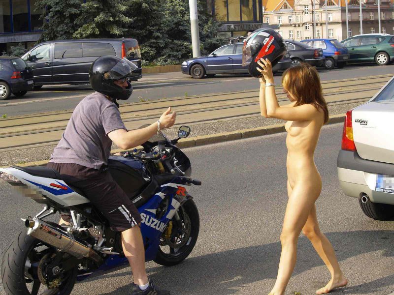 Девушка без трусов на мотоцикле