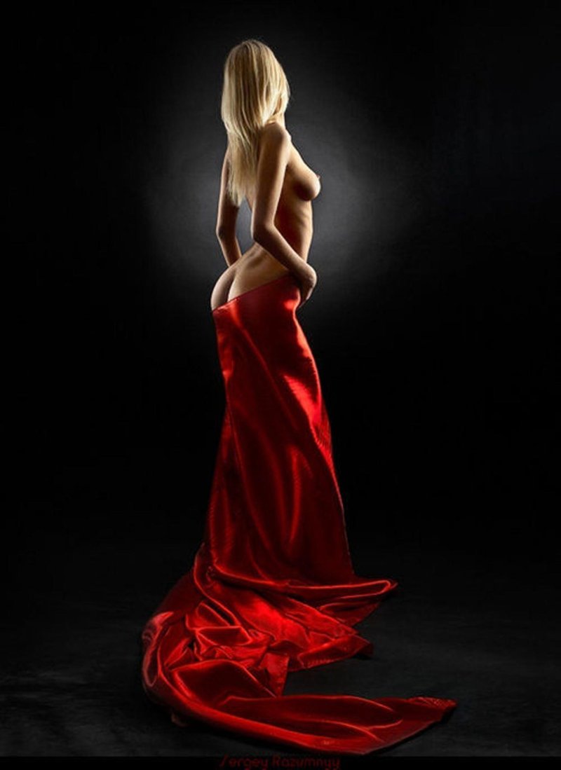 Девушка в красном платье ню