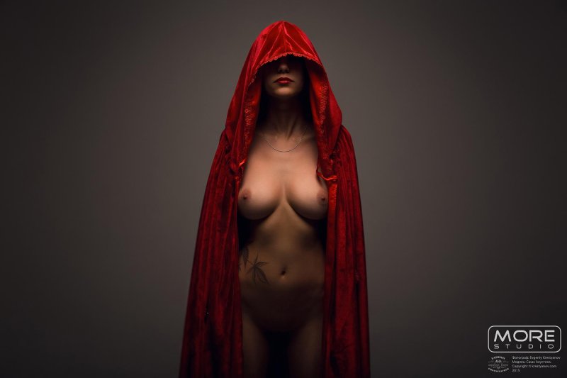 Голая баба в красной накидке