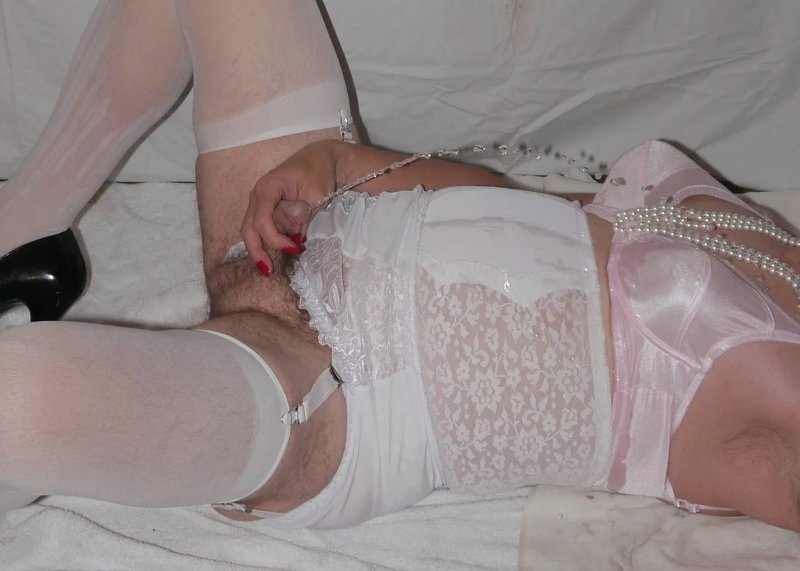 Кончают в женских панталонах