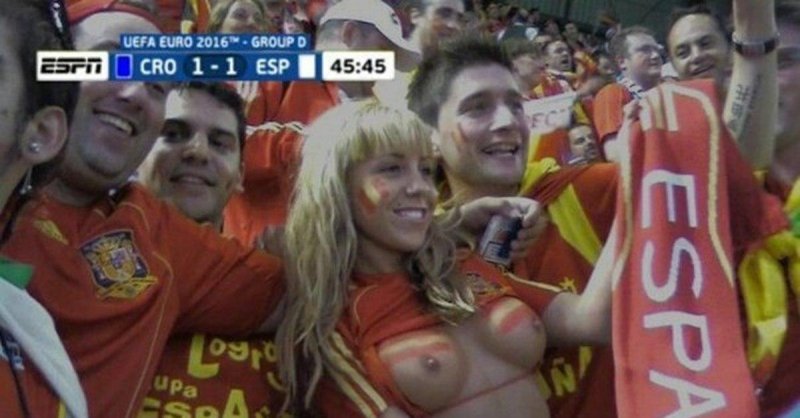 Голые футбольные фанатки