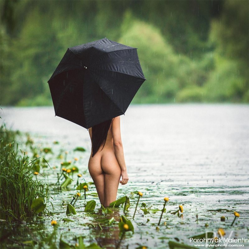 Девушки с зонтами