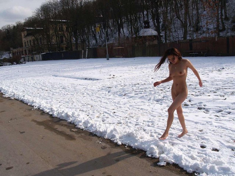 Босиком по снегу девушки