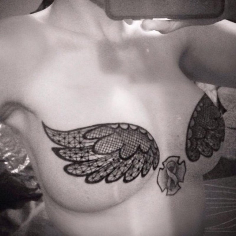 Крылья на груди тату