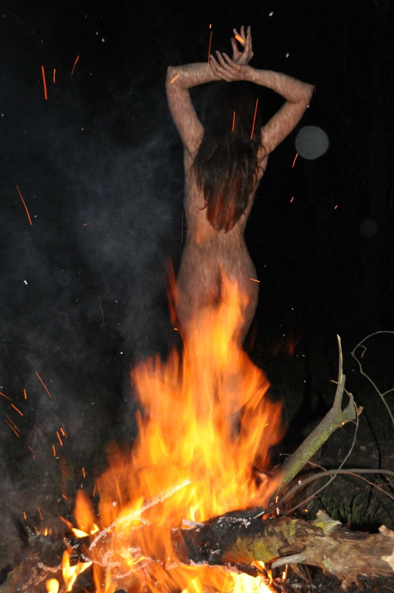 Голые прыгают через костер