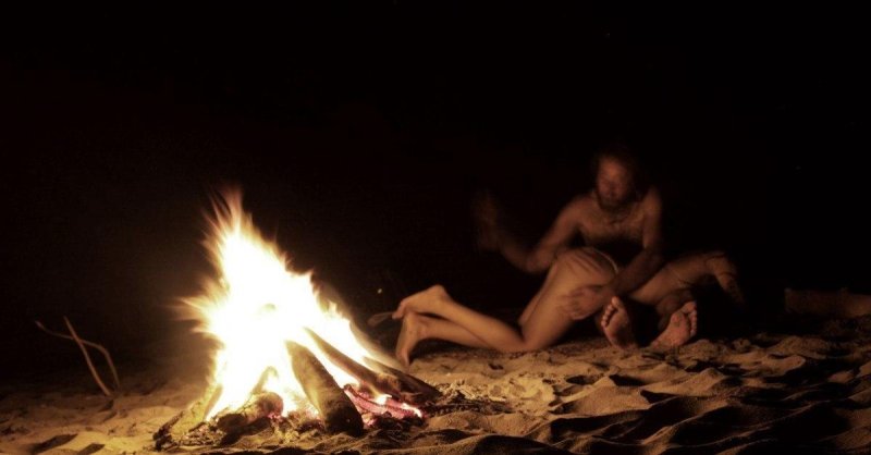 Голые жены возле костра