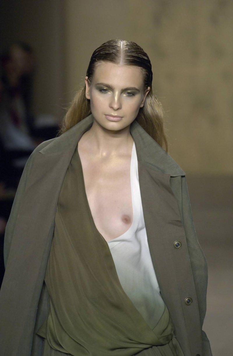 Голые манекенщицы на подиуме