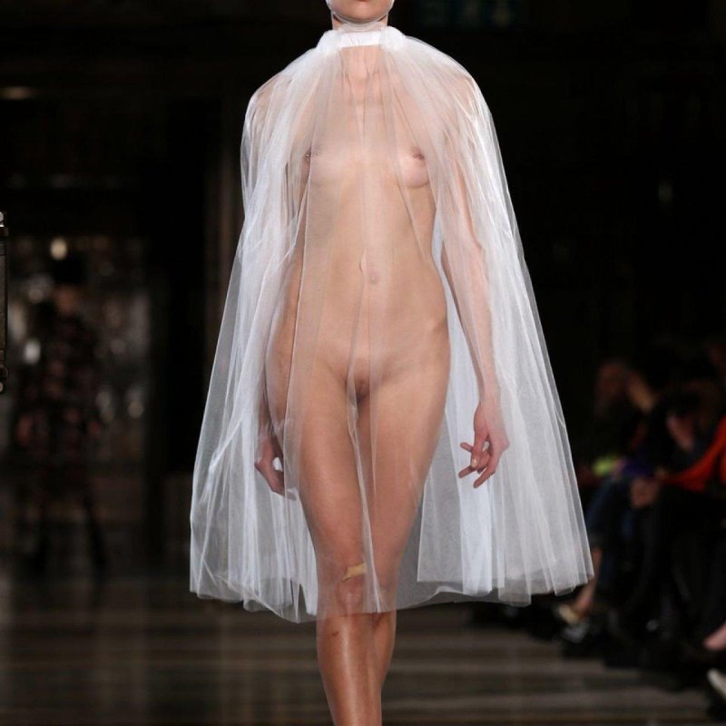 Голые женщины на подиуме