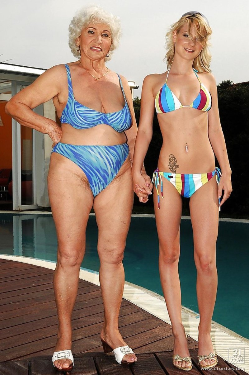 Голые старухи в купальниках