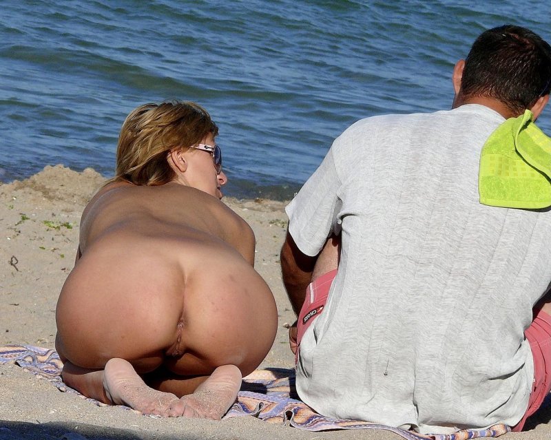 Попка на пляже