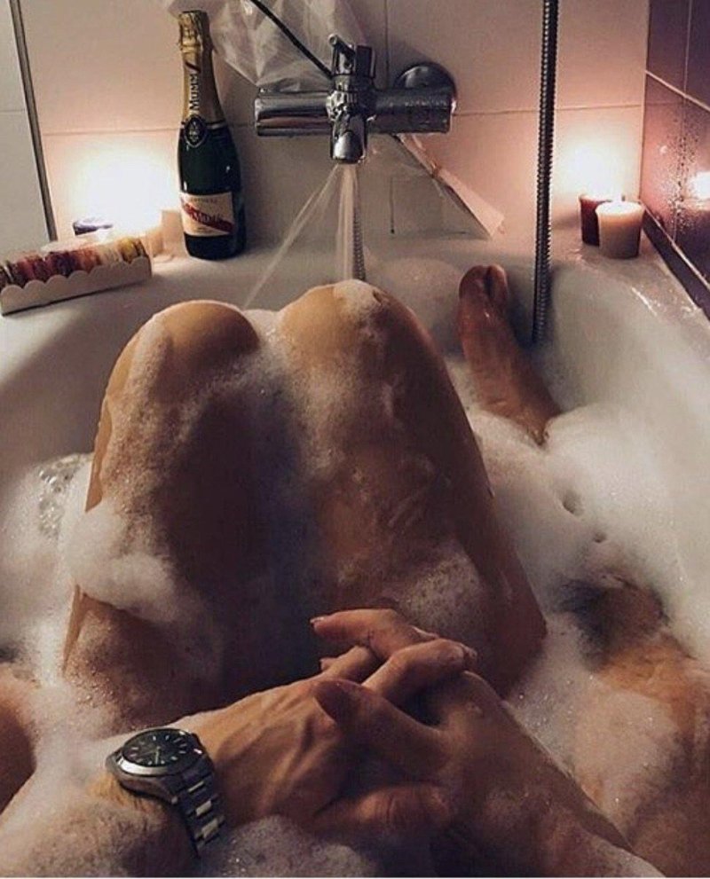 Девушка с парнем в ванной