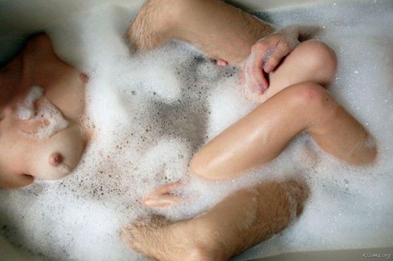 Эротическая фотосессия пары в ванной