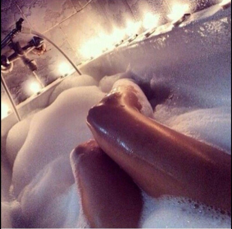 Ножки в ванне с пеной