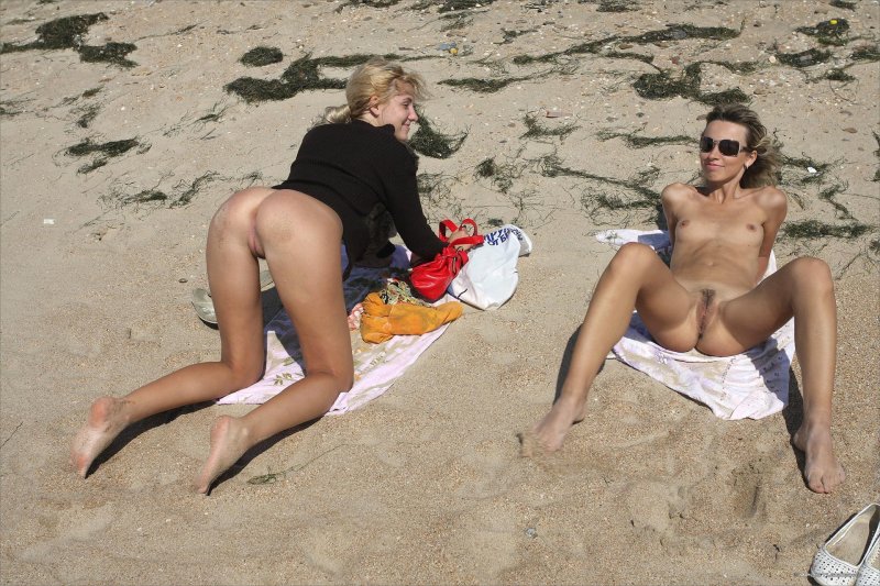 На пляже без трусов