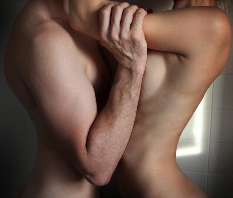 Голые мужчина и женщина обнимаются