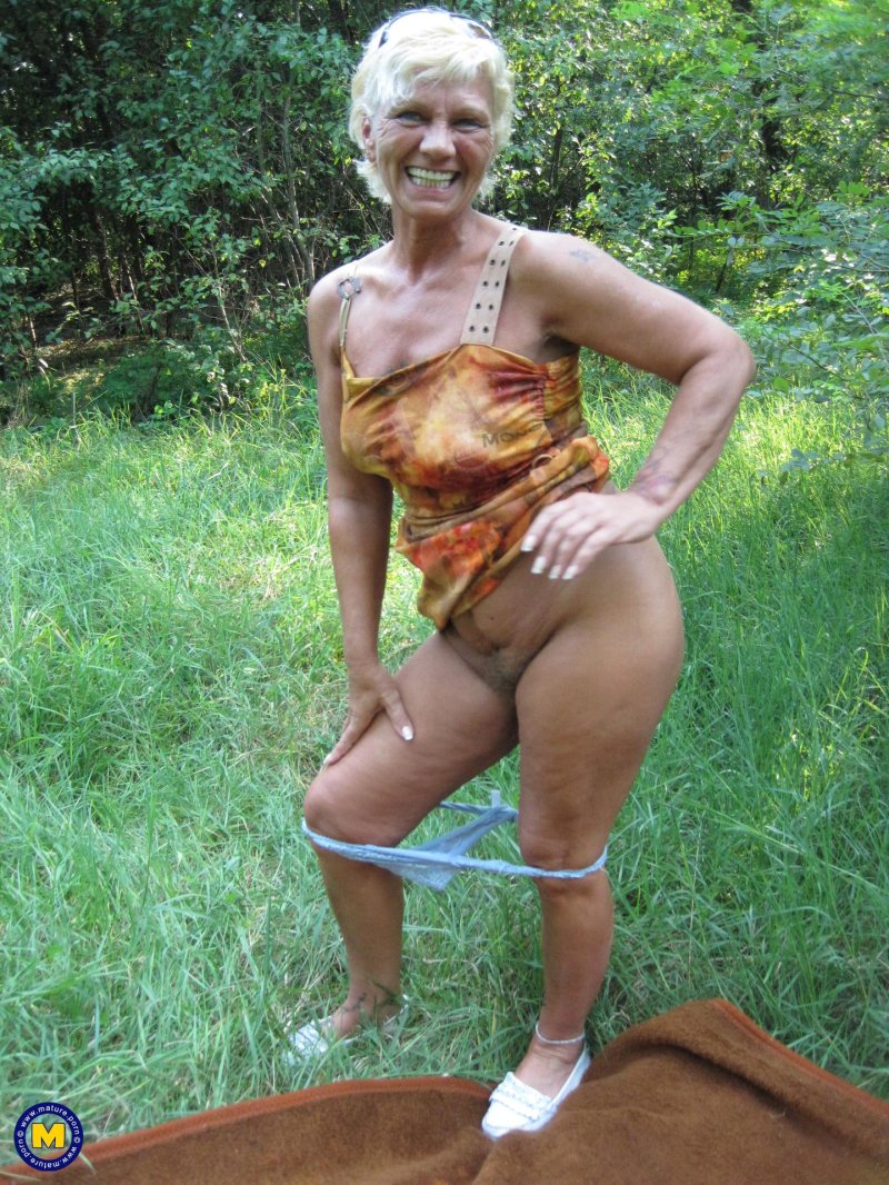 Старуха голая