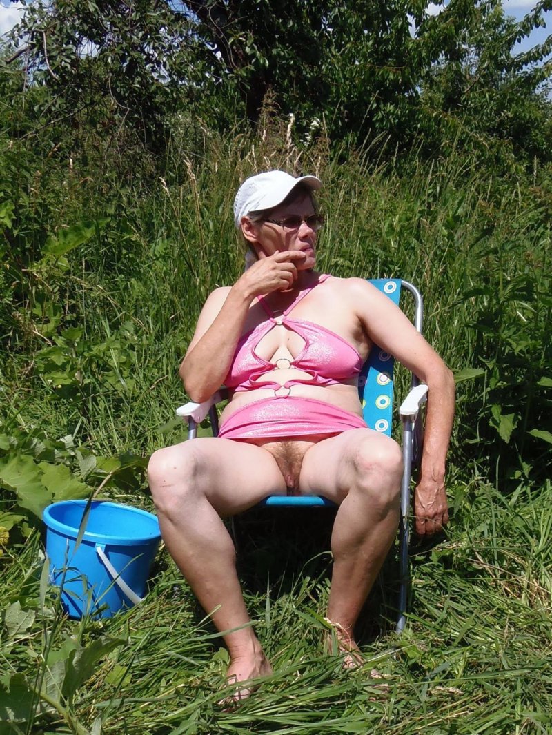 Старуха на даче без трусов