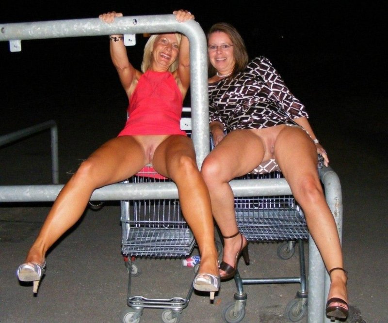 Баба без трусов