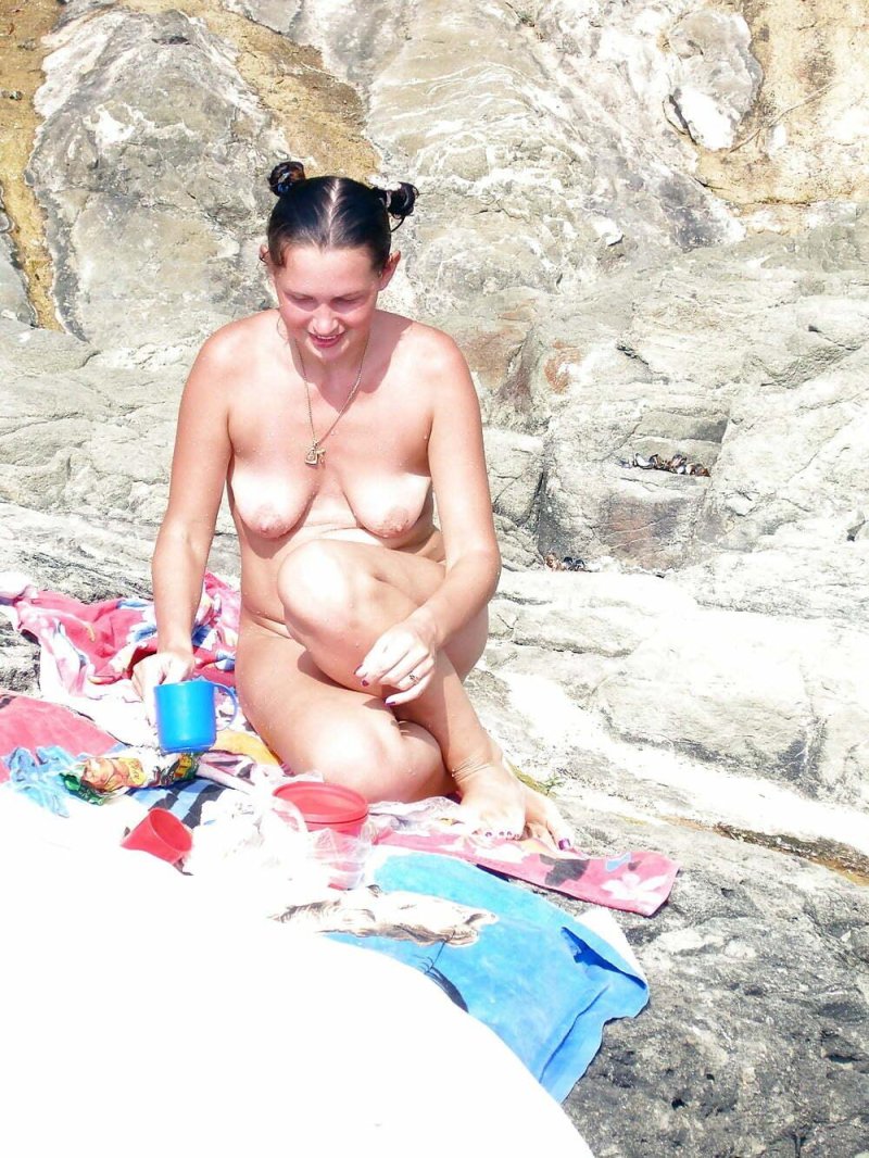 Зрелая переодевается на пляже