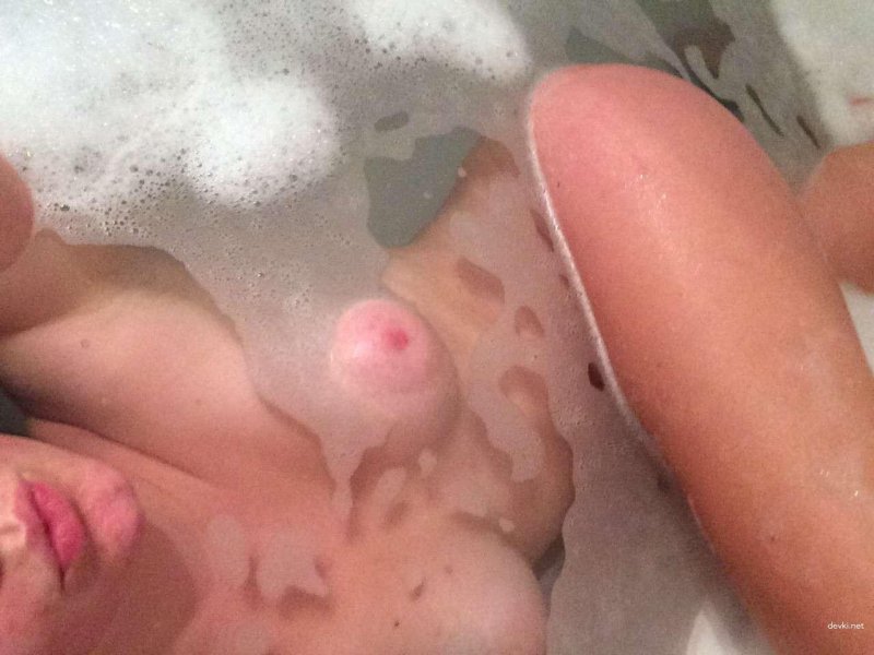 Девушка в ванной селфи