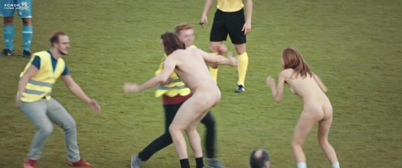 Голая бегает по стадиону