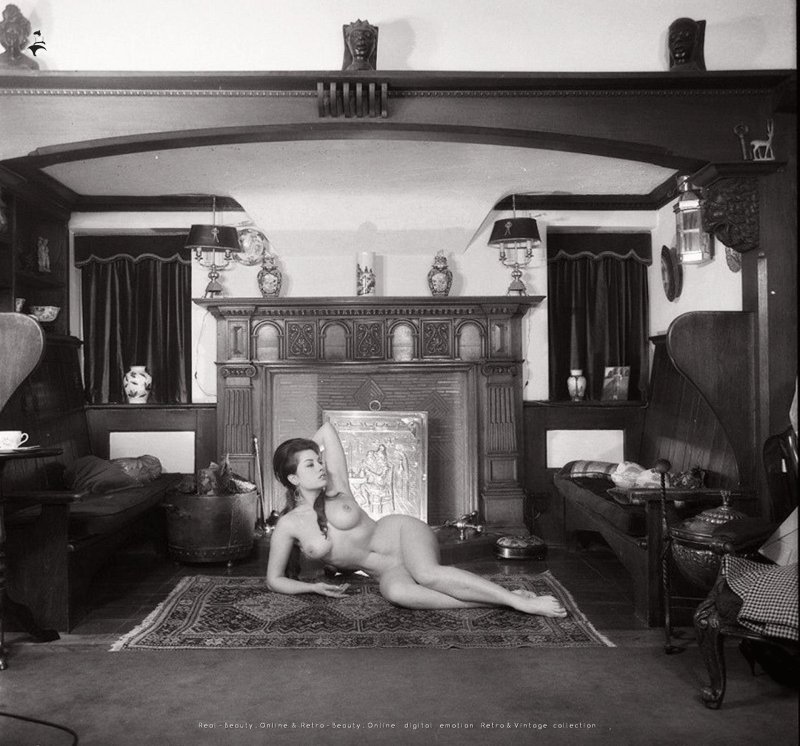 Голые женщины в публичном доме ретро