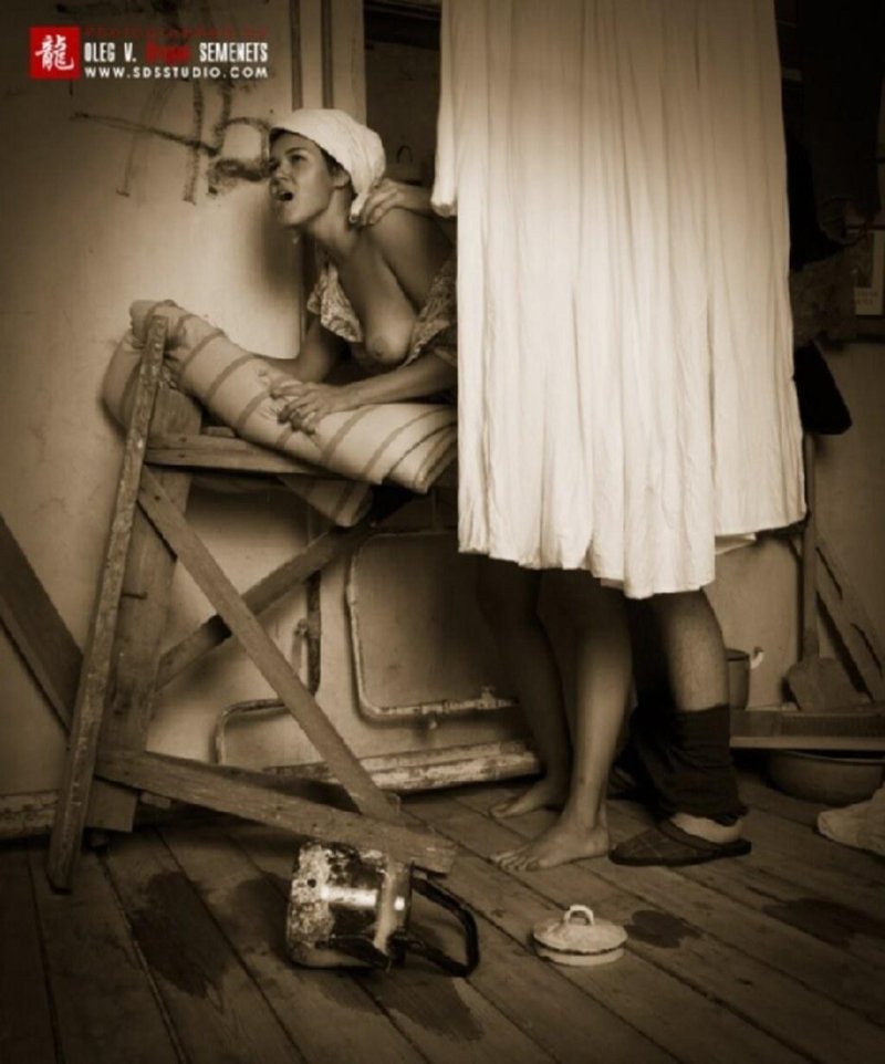 Эротическая фотосессия в коммуналке