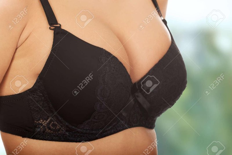 Женская грудь в черном лифчике