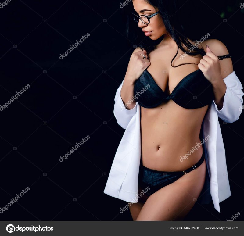 Сексуальная брюнетка