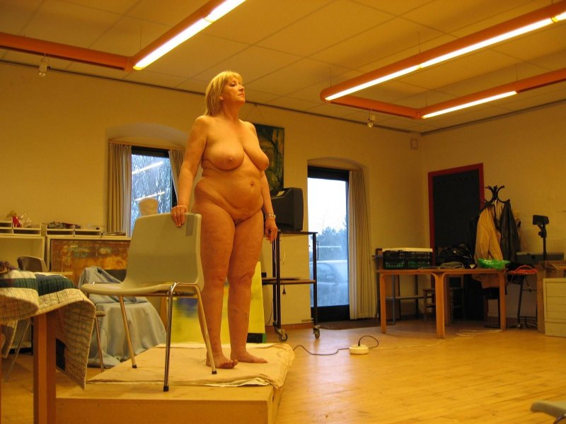 Голая натурщица в полный рост