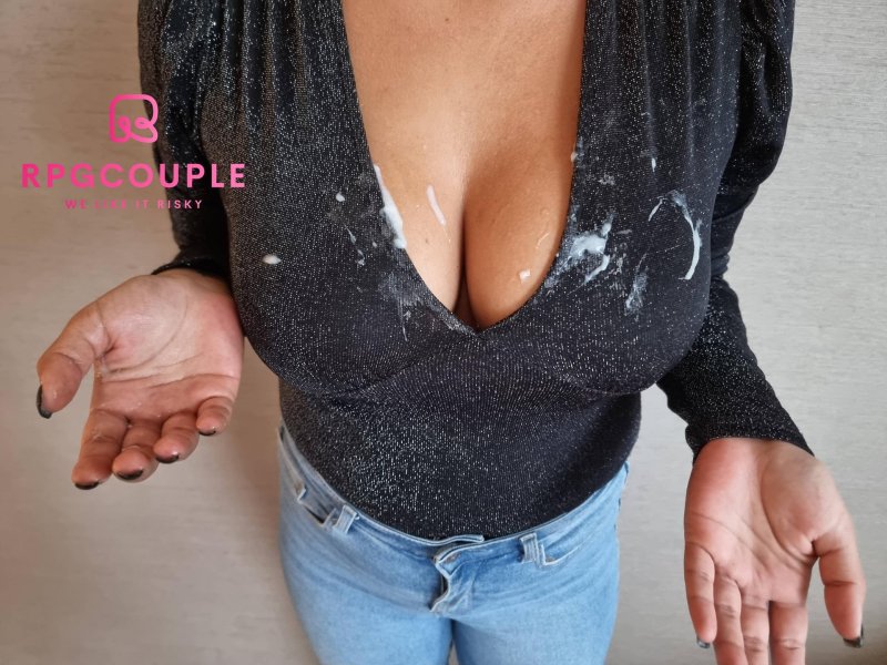 Обкончали грудь в декольте