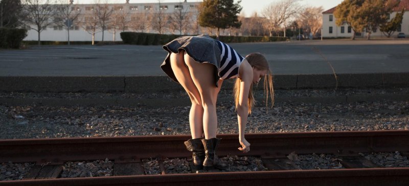 Наклонилась в мини