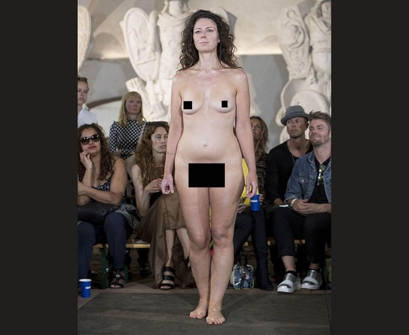 Голая модель на подиуме