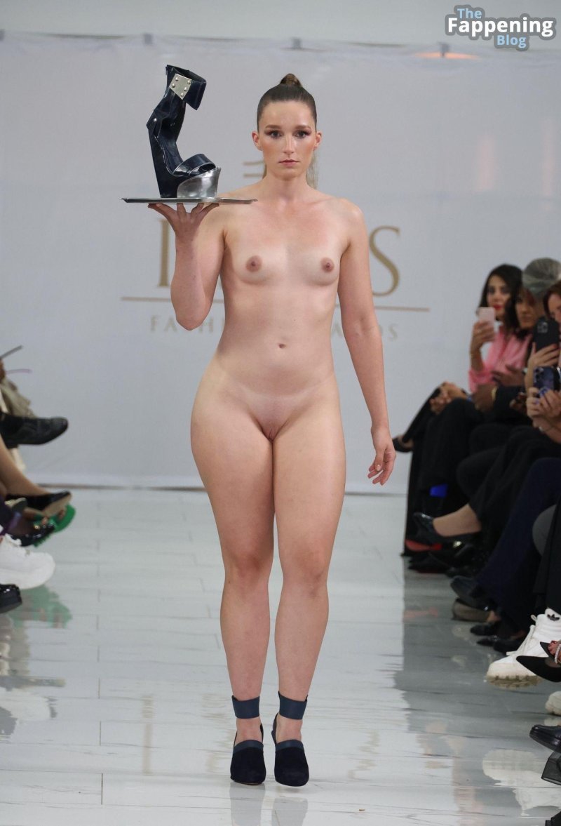 Голые фотомодели на показах