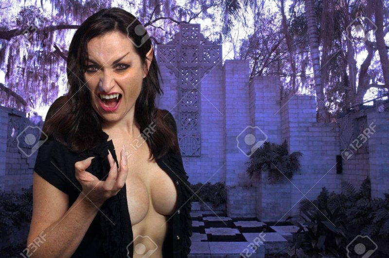 Красивая вампирша