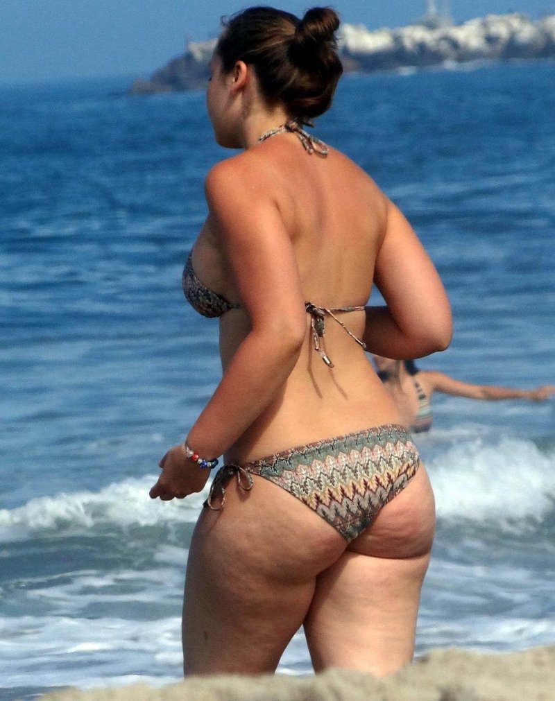 Целлюлит в стрингах на пляже