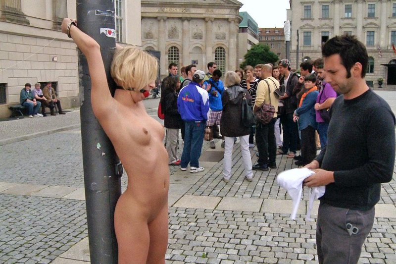 Публичное унижение на улице