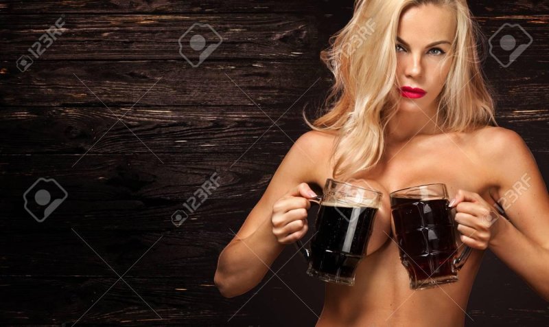 Красивые девушки с пивом